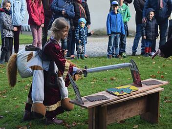 Todesmutig greift Prinzessin Emma, sieben Jahre alt, den Drachen an - die beiden Ritter werden verschont. Foto: Daniela Pondelicek