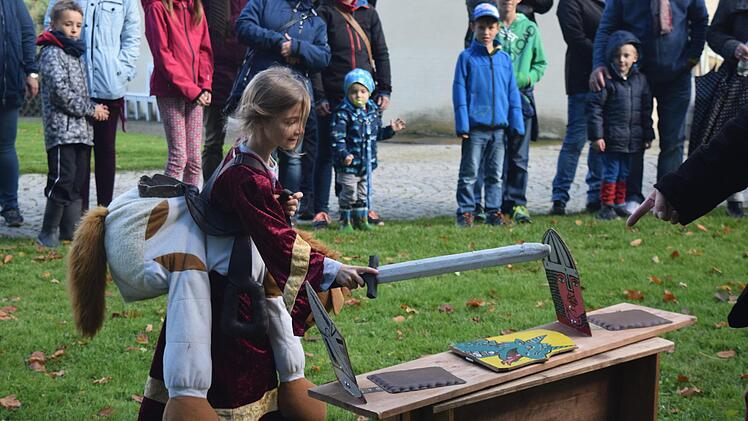 Todesmutig greift Prinzessin Emma, sieben Jahre alt, den Drachen an - die beiden Ritter werden verschont. Foto: Daniela Pondelicek