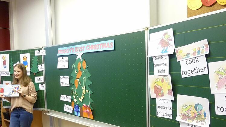 Sophia Schumm versuchte in ihrer Unterrichtsstunde, den Kindern mittels eines englischen Kinderbuches, die Bedeutung von Weihnachten zu vermitteln. Foto: Evelyn Schneider