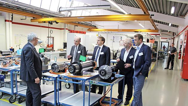 Gesch&auml;ftsf&uuml;hrer Claus-Peter Lehnert (links) erkl&auml;rt Landrat Wilhelm Schneider, Maroldsweisachs B&uuml;rgermeister Wolfram Thein, Wirtschaftsf&ouml;rderer Michael Brehm und B&uuml;roleiter Michael Rahn die Funktionen der Weiss'schen Spindeln. Foto: Klaus Brose, Weiss Spindeltechnologie GmbH