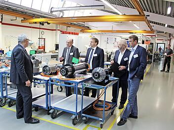 Geschäftsführer Claus-Peter Lehnert (links) erklärt Landrat Wilhelm Schneider, Maroldsweisachs Bürgermeister Wolfram Thein, Wirtschaftsförderer Michael Brehm und Büroleiter Michael Rahn die Funktionen der Weiss'schen Spindeln. Foto: Klaus Brose, Weiss Spindeltechnologie GmbH