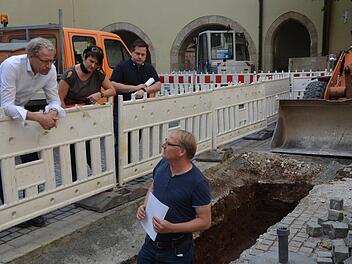 Archäologe Marco Goldhausen erklärt den Zwischenstand der Arbeiten.