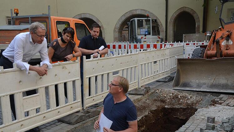 Archäologe Marco Goldhausen erklärt den Zwischenstand der Arbeiten.