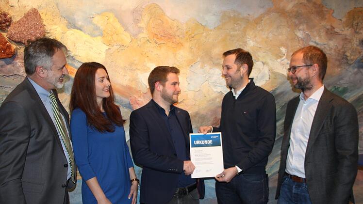 Sie freuen sich mit Tom Deuerling (Dritter von links) über das gute Ergebnis (von links): Geschäftsstellenleiter des Bauindustrieverbands Bayern, Martin Schneider, Sabrina Heinz, Peter Heinz und der Bezirksvorsitzende des Bauindustrieverbands, Thomas Dick.  Foto: Veronika Schadeck