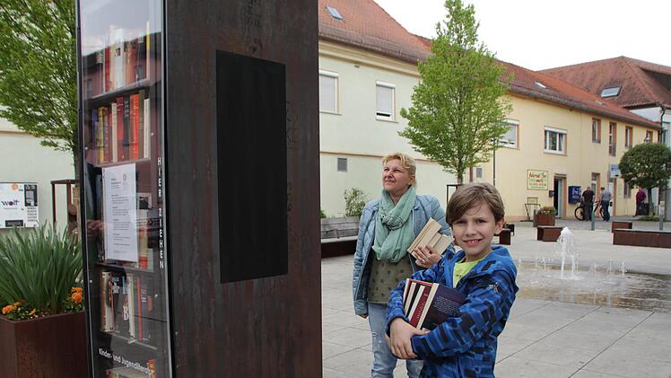 Der neunj&auml;hrige Aeneas und seine Mutter Anita Havranko bringen B&uuml;cher, die sie nicht mehr brauchen, zum &ouml;ffentlichen Schrank, . Mirjam Stumpf