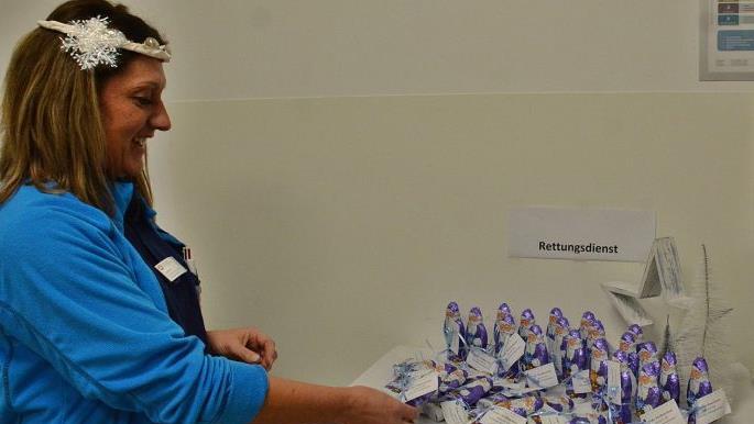 Diese Nikoläuse sind für den Rettungsdienst, sagt Schwester Swetlana.  Foto: Hanns Friedrich
