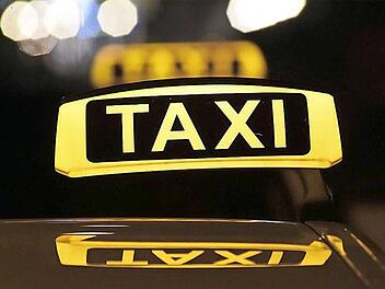 Eine Taxirechnung nicht zu bezahlen, wird strafrechtlich als Betrug gewertet. Das Amtsgericht Kulmbach servierte einem Taxibetrüger deshalb gestern eine saftige Rechnung.  Symbolfoto: Felix Hörhager/dpa