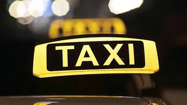 Eine Taxirechnung nicht zu bezahlen, wird strafrechtlich als Betrug gewertet. Das Amtsgericht Kulmbach servierte einem Taxibetrüger deshalb gestern eine saftige Rechnung.  Symbolfoto: Felix Hörhager/dpa