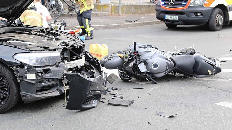 Frontalzusammensto&szlig; zwischen Motorrad und Auto