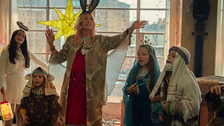 Besondere Zeiten und Situationen erfordern besondere Ma&szlig;nahmen: Helen (Toni Collette) und die Kinder f&uuml;hren ein etwas anderes Krippenspiel im Krankenhaus auf.