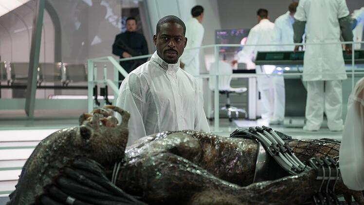 Ein au&szlig;erirdisches Killerwesen auf einem Untersuchungstisch. Wetten, dass das nicht gut geht? Traeger (Sterling K. Brown) ist sich nicht ganz sicher.