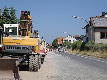 Ein deutliches "Grün" für die Baustelle in Motten: trotz der Einschränkungen, die die Mottener hinnehmen müssen. Die Freude auf die "schöne neue Straße" ist größer. Fotos: Stephanie Elm