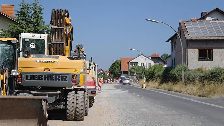 Ein deutliches "Grün" für die Baustelle in Motten: trotz der Einschränkungen, die die Mottener hinnehmen müssen. Die Freude auf die "schöne neue Straße" ist größer. Fotos: Stephanie Elm