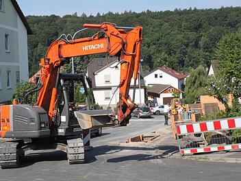 In Teilen von Hausen wechselt die Rhön-Maintal-Gruppe die Wasserrohre aus.  Fotos:Thomas Mäuser