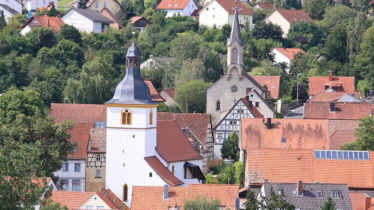 In Maßbach liegen nicht nur die evangelische (vorne) und katholische Kirche eng beieinander, sondern auch die Zahl der Katholiken und Protestanten. In der Gemeinde haben die Katholiken die Protestanten zahlenmäßig überholt, in vielen katholischen Kommunen haben wiederum die Protestanten aufgeholt.