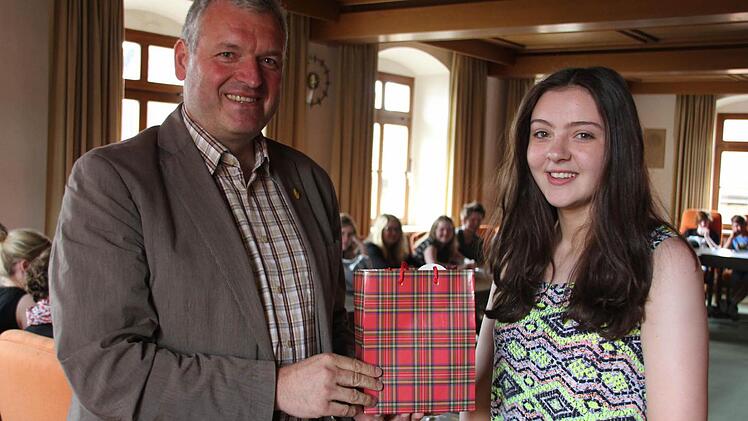 Susanne Rose überreichte Bürgermeister Hennemann ein Geschenk, verbunden mit besten Wünschen, auf deutsch.