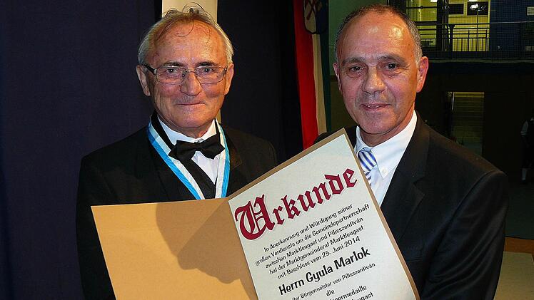 Stellvertretender Bürgermeister Gyula Marlok (links) erhielt von Franz Uome die Silberne Bürgermedaille samt Urkunde.