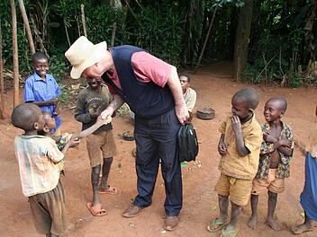 Salesianerpater Hermann Schulz feiert am 29. Oktober seinen 75. Geburtstag. Nach wie vor engagiert er sich für seine Jugendprojekte in Ruanda und Litauen und bringt Menschen über Kontinente und Konfessionen zusammen.  Foto: Rainer Glissnik