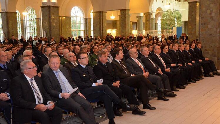 224 Polizeimeisteranwärter des neuen Ausbildungslehrgangs in Oerlenbach wurden in der Bad Kissinger Wandelhalle vereidigt.  Foto: Peter Rauch