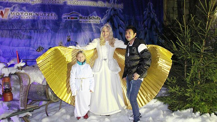Das Christkind Melissa Dörfer posierte mit Besuchern am Selfie-Point. Foto: Friedwald Schedel