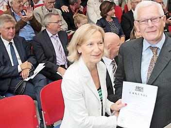 Ministerialbeauftragter Edmund Neubauer, der selbst bald in Pension geht, überreicht Liselotte Rall die von Kultusminister Ludwig Spaenle unterzeichnete Ruhestandsurkunde.
