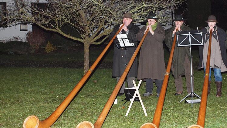 Die Alphornbläser trugen zur festlichen Stettner Dorfweihnacht bei.Alfred Thieret