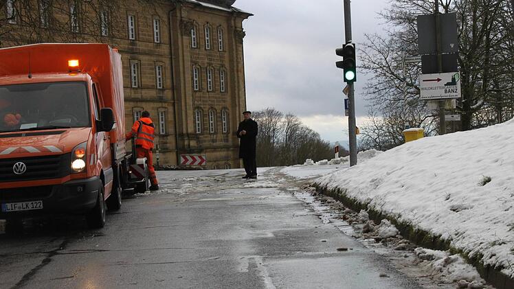Am Freitag um die Mittagszeit konnte die Kreisstraße LIF 2 für den Verkehr wieder freigegeben werden, die Sperrschilder wurden entfernt.