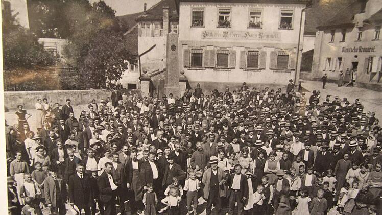 Vermutlich die Mobilmachung zum ersten Weltkrieg, im Hintergrund der Bäckerladenprivat