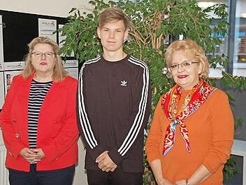 Rektorin Ulrike Freifrau von und zu der Tann (rechts) von der Freiherr-von-Lutz-Mittelschule freute sich über die Qualifikation von Schülerlotse Ben Seifert für den Bezirksentscheid der besten unterfränkischen Schülerlotsen in Sennfeld. Sie lobte die gute Arbeit von Schülerlotsenbetreuerin Petra Georg (links) und ihrer Kollegin. Foto: Manfred Mellenthin