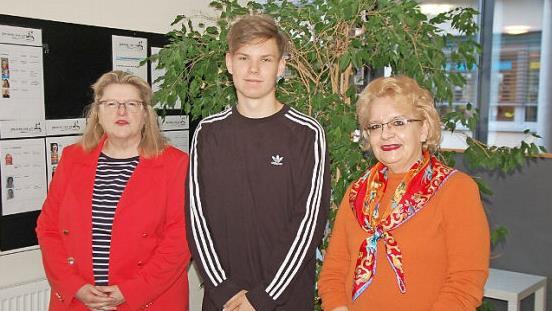 Rektorin Ulrike Freifrau von und zu der Tann (rechts) von der Freiherr-von-Lutz-Mittelschule freute sich über die Qualifikation von Schülerlotse Ben Seifert für den Bezirksentscheid der besten unterfränkischen Schülerlotsen in Sennfeld. Sie lobte die gute Arbeit von Schülerlotsenbetreuerin Petra Georg (links) und ihrer Kollegin. Foto: Manfred Mellenthin