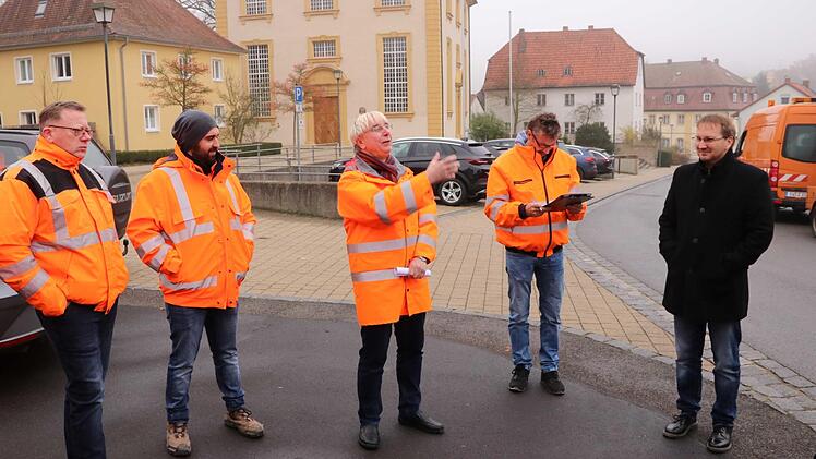 Manfred Rott (Mitte) erläuterte die Baumaßnahme.