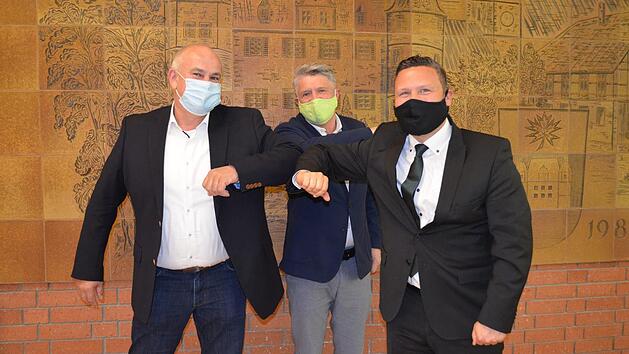 In der Sitzung des Gemeinderats Ahorn wurden die Stellvertreter von Bürgermeister Martin Finzel (rechts) gewählt. Ein erfahrenes Duo steht an dessen Seite: Udo Bohl (links) und Wolfgang Beyer. Foto: Gabi Bertram