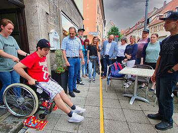 Die Rampe aus Legosteinen, mit dem Rollstuhlfahrer in die Bäckerei Lehmann  gelangen können, funktioniert. Davon überzeugten sich Laura Ziegler  (Bildmitte), auf deren Initiative die Rampe errichtet wurde und  Bürgermeister Michael Kastl (CSU, rechts daneben). Foto: Dieter Britz