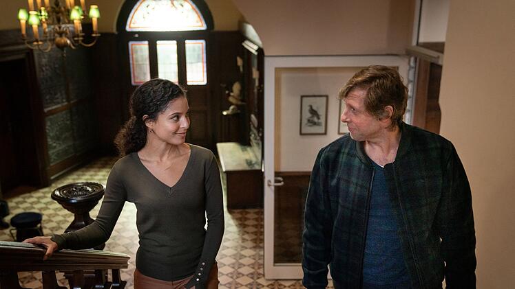 Dr. Tessa Tilker (Patricia Meeden) und Ekki (Oliver Korittke) lernen sich unter ungew&ouml;hnlichen Umst&auml;nden in einem Schlosshotel besser kennen - und verstehen sich auf Anhieb gut.
