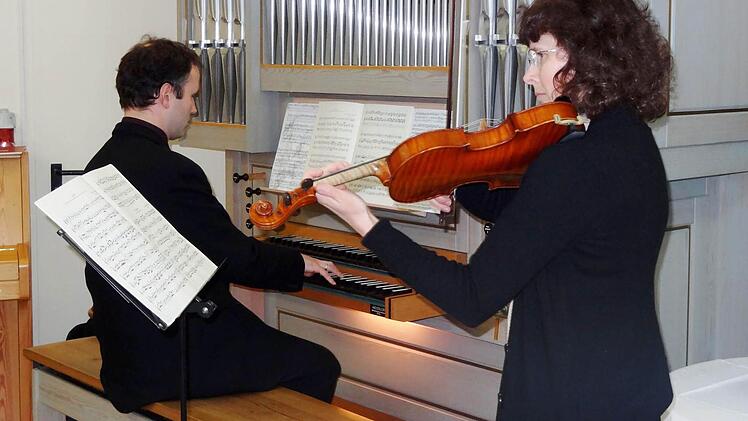 Regionalkantor Christian Stegmann an der Orgel und Mary Lynn Zack mit der Violine gestalten den musikalischen Rahmen der Feierstunde.