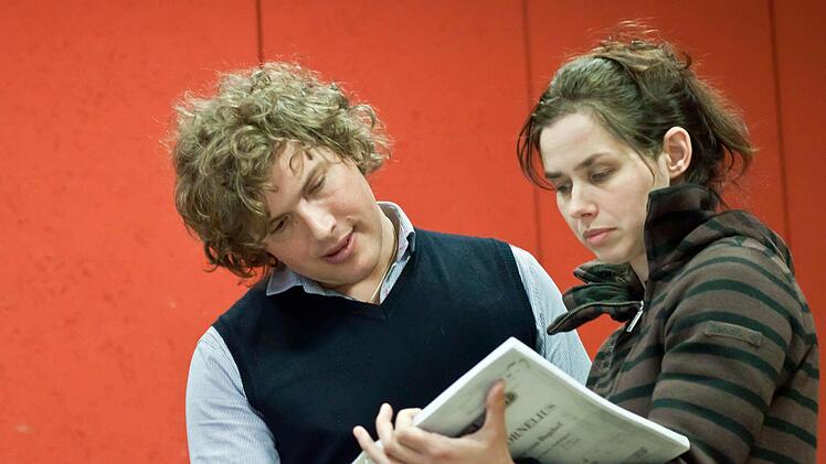 Anna-Sophie Brüning im Gespräch mit Gast-Regisseur Alessandro Talevi.