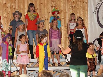 Die "Wallburgspatzen" präsentierten sich in bunten Zirkuskostümen. Fotos: Günther Geiling