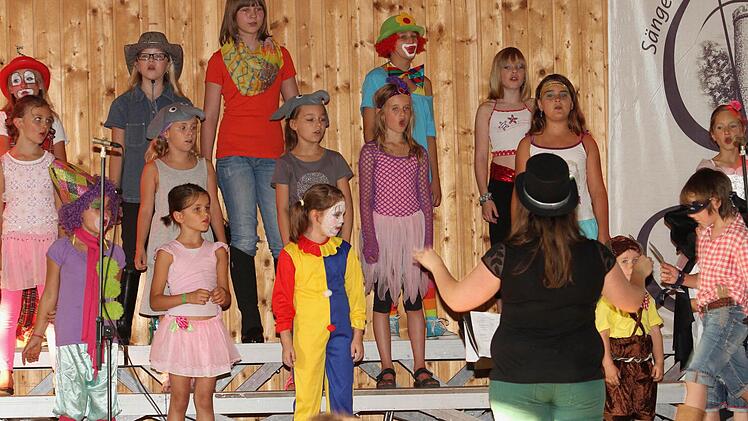 Die "Wallburgspatzen" präsentierten sich in bunten Zirkuskostümen. Fotos: Günther Geiling