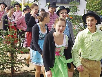 Hesselbacher Jugendliche belebten die alte Kirchweih-Tanztradition. Foto: Heike Schülein