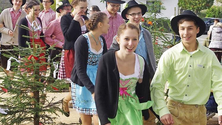 Hesselbacher Jugendliche belebten die alte Kirchweih-Tanztradition. Foto: Heike Schülein