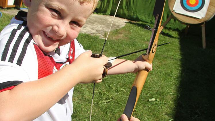 Ron Kramarczyk (8) staunte, wie schwer es ist, mit dem Bogen ins Gelbe zu treffen.