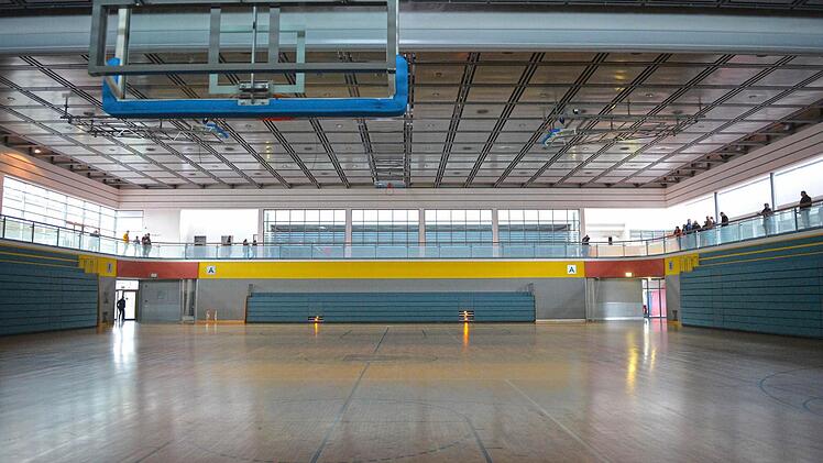 Ein Blick in die Riesenhalle. Ein Unterhalt scheidet für deutsche Schulen und Vereinen aus Kostengründen aus.  Foto: Ronald Rinklef