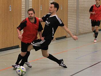 Tobias Link (schwarzes Trikot) von der DJK Weingarts holte im Halbfinale gegen Eckenhaid Valentin Kappel rüde von den Beinen, schaffte es mit seinem Team aber, ein 0:1 noch in ein 4:2 zu verwandeln. Fotos: Uwe Kellner