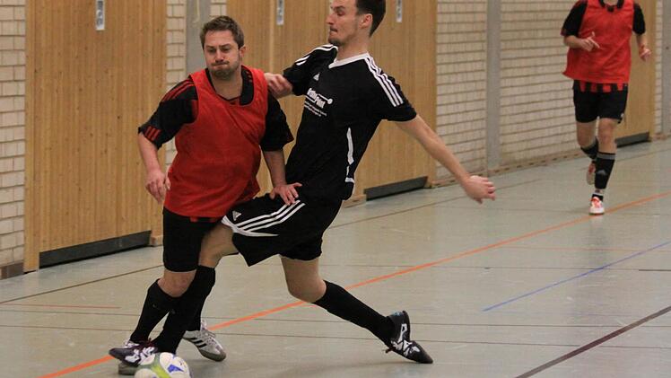 Tobias Link (schwarzes Trikot) von der DJK Weingarts holte im Halbfinale gegen Eckenhaid Valentin Kappel rüde von den Beinen, schaffte es mit seinem Team aber, ein 0:1 noch in ein 4:2 zu verwandeln. Fotos: Uwe Kellner