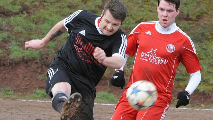 Mit wilder Entschlossenheut tritt Diebachs Konstantin Füller (links) die Kugel, beäugt vom Obererthaler Marius Eberlein. Foto: Hopf