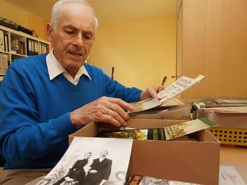 Josef Kirchner sammelt alte Fotos, Festschriften, Postkarten.Foto: Arkadius Guzy