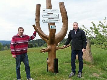 Zurecht mit Stolz blicken Gerald Gareis und Obmann Jürgen Schlee (von links) auf den neuen Wegweiser bei Neuengrün  Foto: Jürgen Schlee