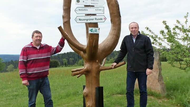 Zurecht mit Stolz blicken Gerald Gareis und Obmann Jürgen Schlee (von links) auf den neuen Wegweiser bei Neuengrün  Foto: Jürgen Schlee