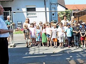 Die Kinder der Mittagsbetreuung hörten der Rede des Bürgermeisters aufmerksam zu.  Foto: Richard Sänger