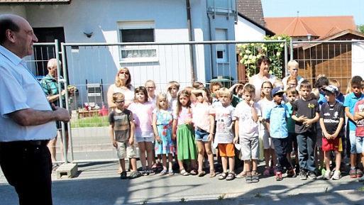 Die Kinder der Mittagsbetreuung hörten der Rede des Bürgermeisters aufmerksam zu.  Foto: Richard Sänger